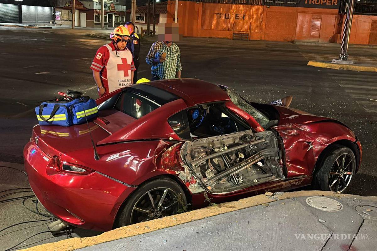 $!El vehículo Mazda terminó a un costado de la banqueta tras ser impactado por un tráiler.