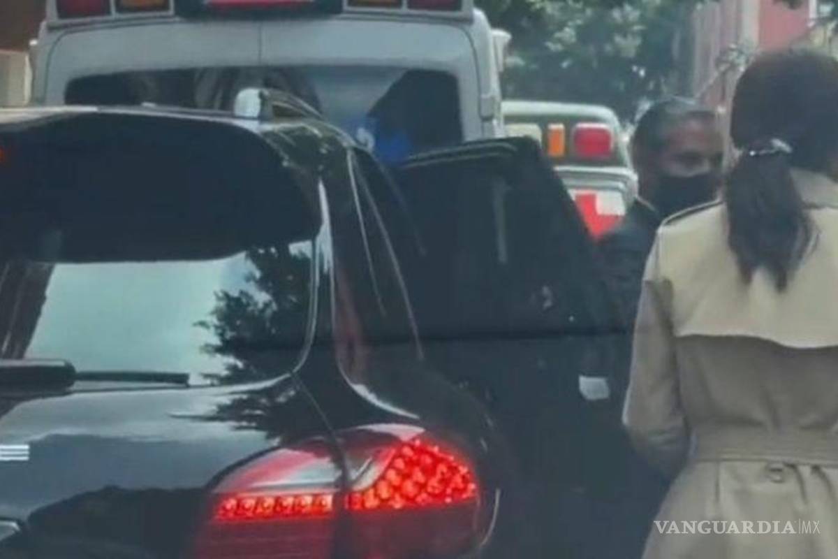 ‘Me lo prestaron’... Lilly Téllez se pasea en Porsche; la tunden en redes (video)