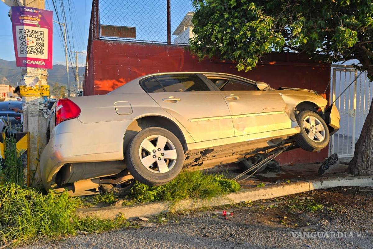 Conductor ebrio se impacta y huye, pero cable lo detiene, en Saltillo