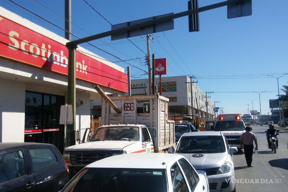 Cajera de banco frustra asalto, clientes la pagan