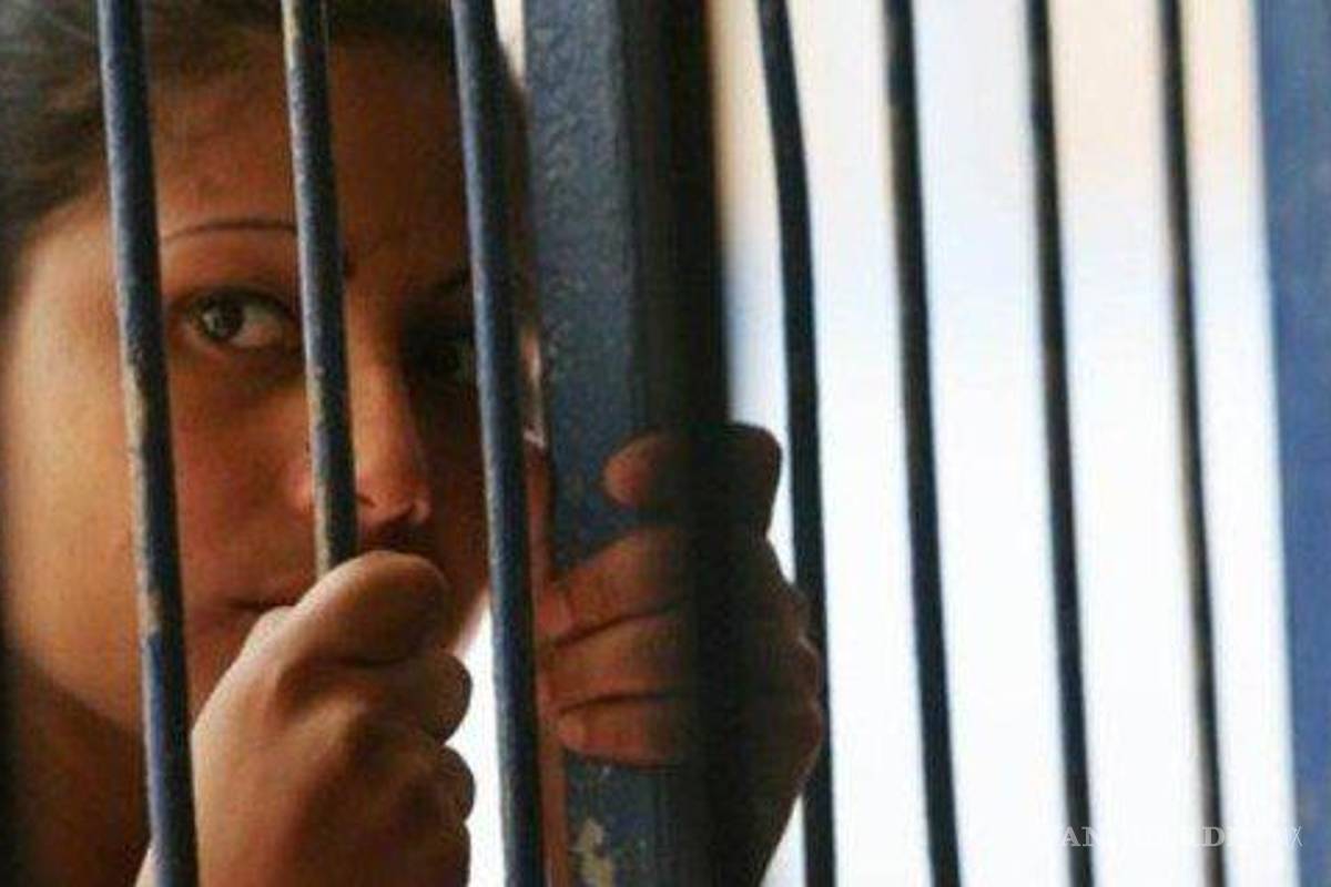 Siete mujeres pasarían hasta 30 años en prisión por abortar, en El Salvador