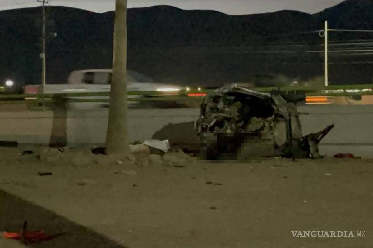 $!El vehículo Renault Kwid quedó volcado tras impactarse contra la base de la baranda y varias palmeras en el bulevar Los Fundadores.