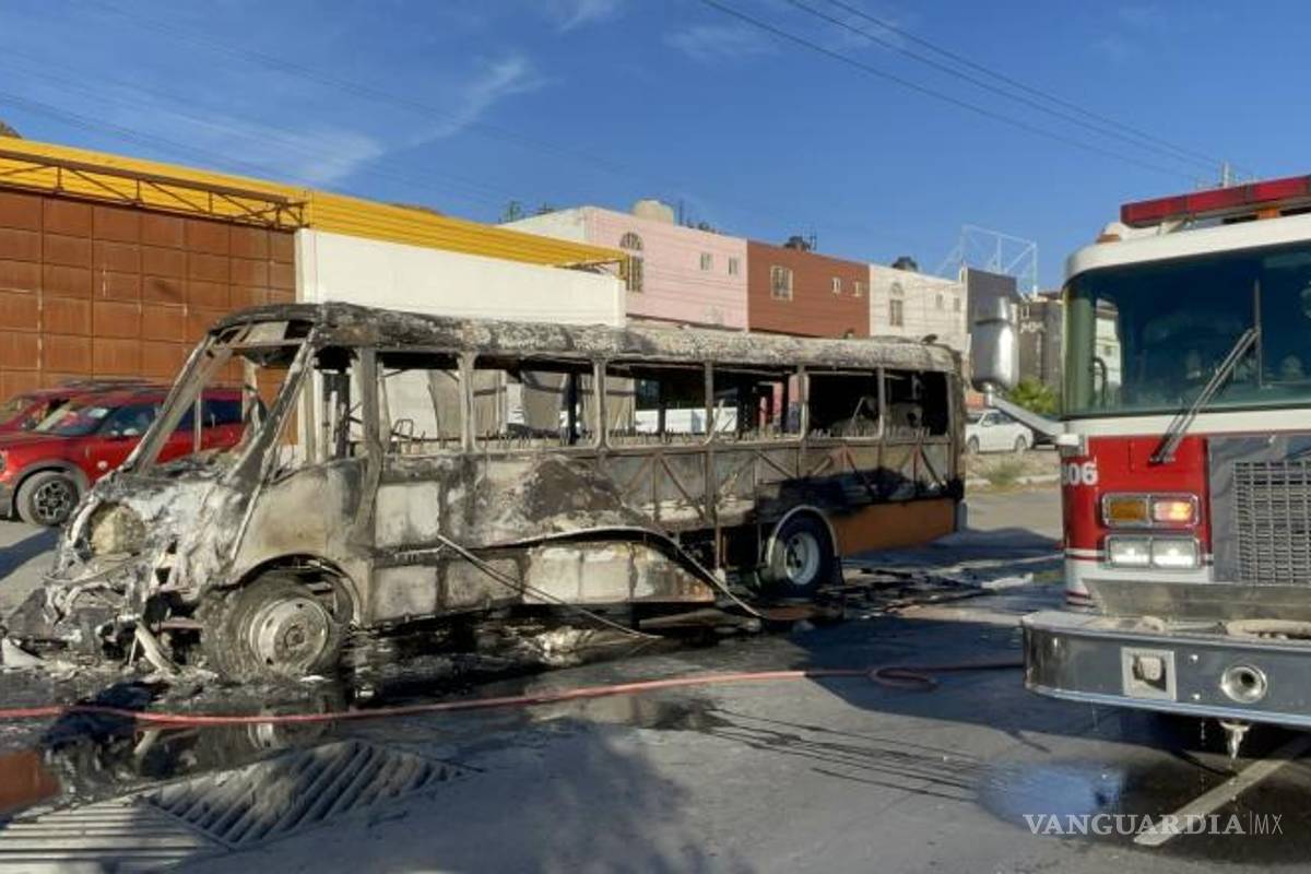 Otra... ruta 7A termina calcinada en Saltillo; chofer logra evacuar a los pasajeros