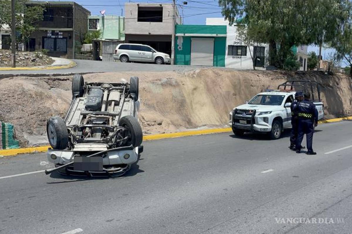 Vuelca conductor distraído tras caer de una altura de dos metros en Saltillo (video)