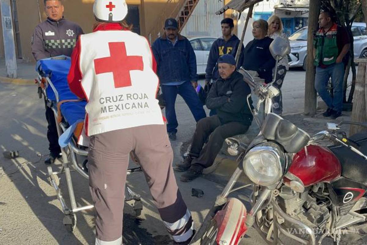 $!José Luis ¨N¨, de 46 años, conductor de la motocicleta, resultó ileso tras el impacto y recibió valoración de paramédicos en el lugar.