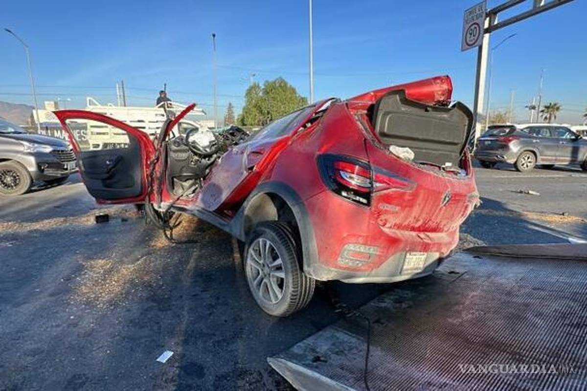 $!El responsable fue el conductor del vehículo afectado, del cual se desconoce por qué perdió el control.