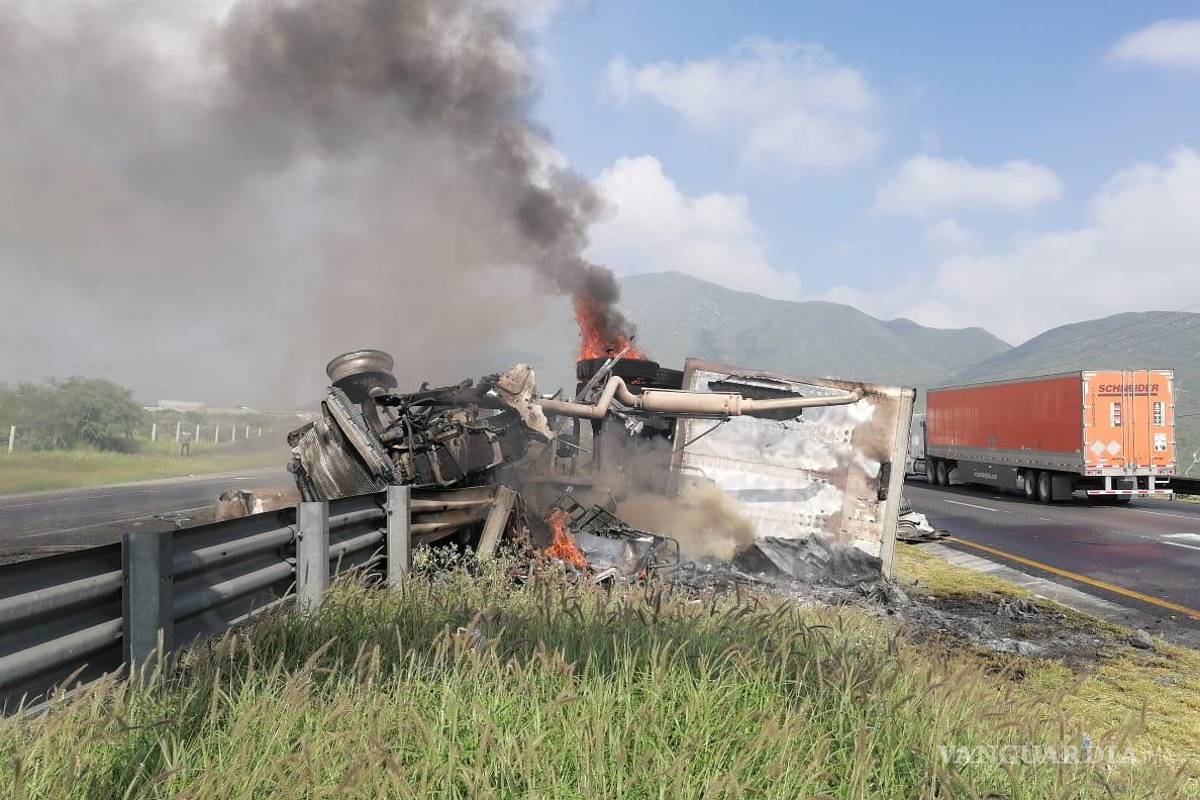 Vuelca y se incendia tráiler en la carretera Saltillo- Monterrey