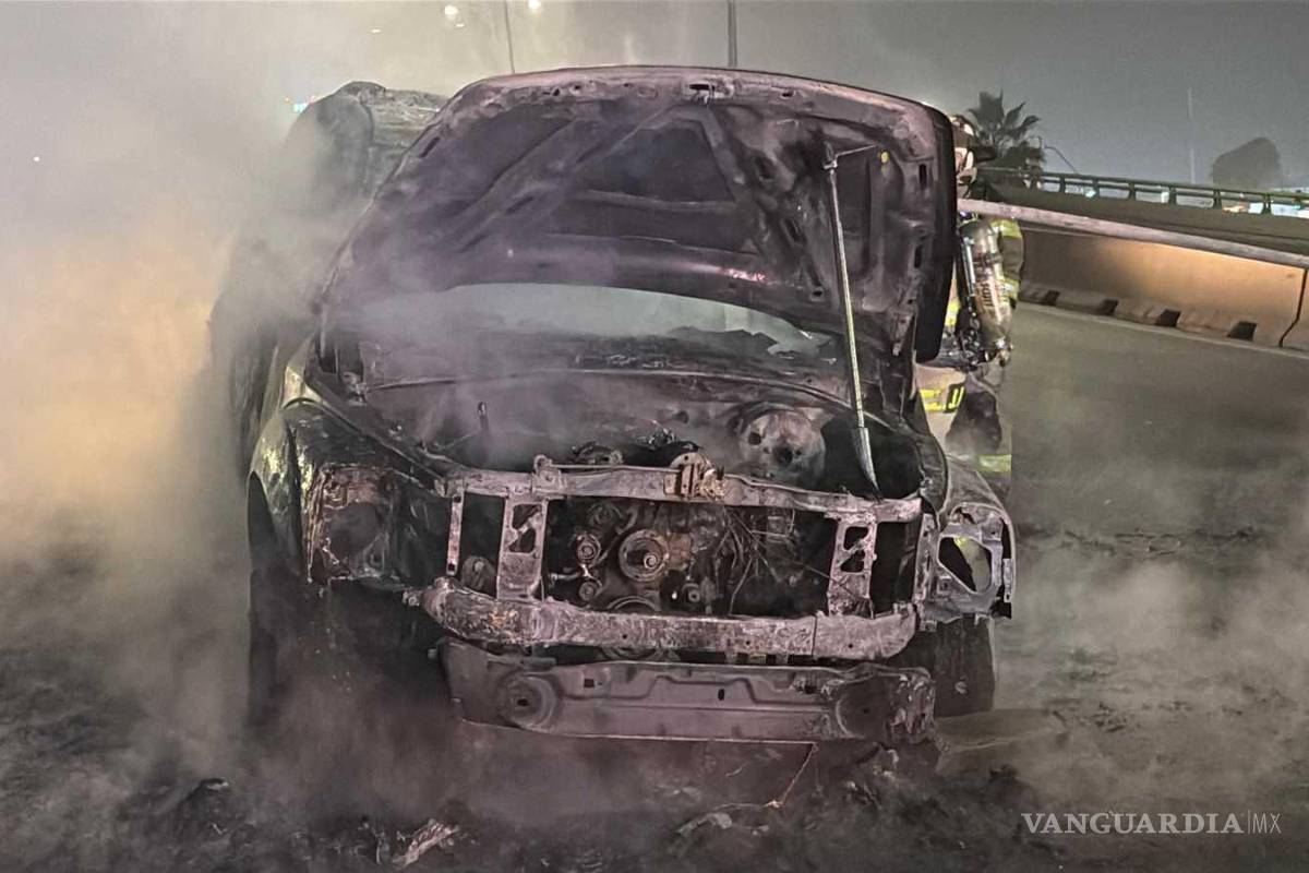 $!Vista del motor y carrocería de la camioneta, completamente destruidos tras el incendio.