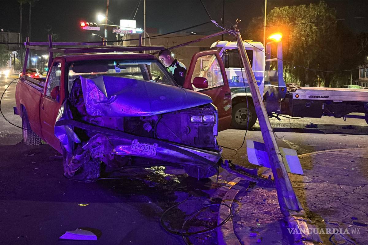 $!Cables de alta tensión quedaron expuestos sobre el pavimento tras el impacto.