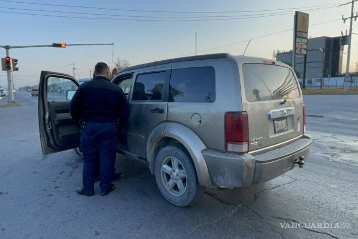 $!El hombre aseguró que estaba cansado, pero la evidencia en el vehículo reveló posible consumo de alcohol.