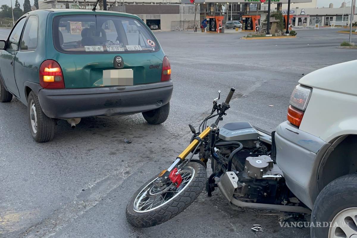 Choca motocicleta y la proyecta contra auto en Saltillo; investigan presunto estado de ebriedad