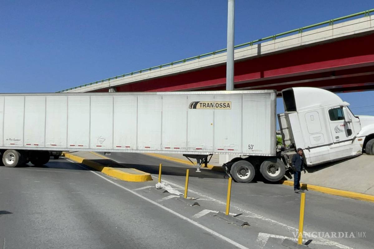 Por descuidado deja su tráiler atravesado en Fundadores