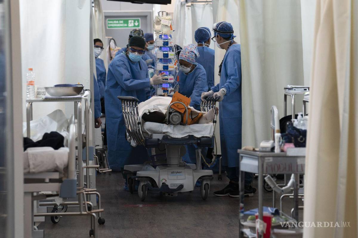 Ómicron se expande de manera exponencial y podría no ser tan ‘leve’, alertan científicos