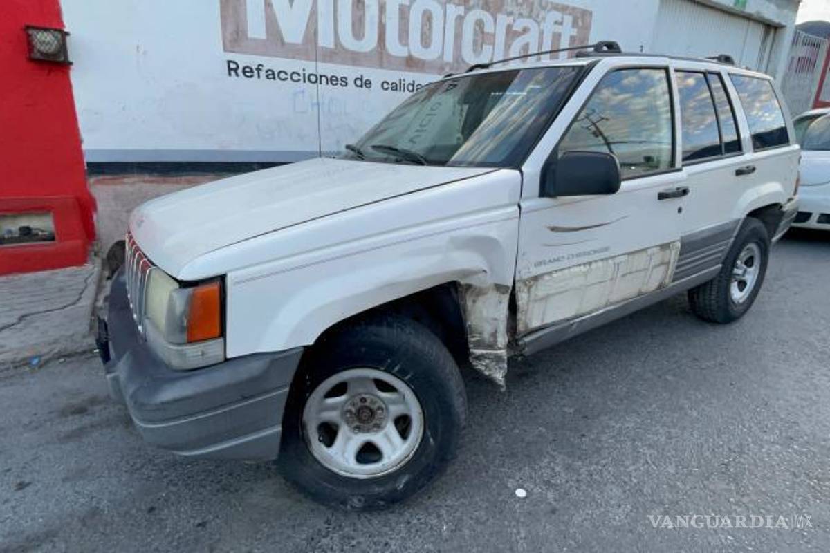 $!El impacto entre el Ford Fiesta y la Jeep Laredo dejó daños materiales significativos en ambos vehículos.