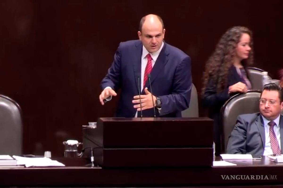 Jericó Abramo defiende a Peña Nieto en tribuna; arremete contra panistas