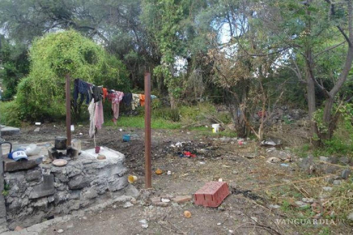 Niño fue enterrado en una maleta en el patio de su casa; su papá es sospechoso