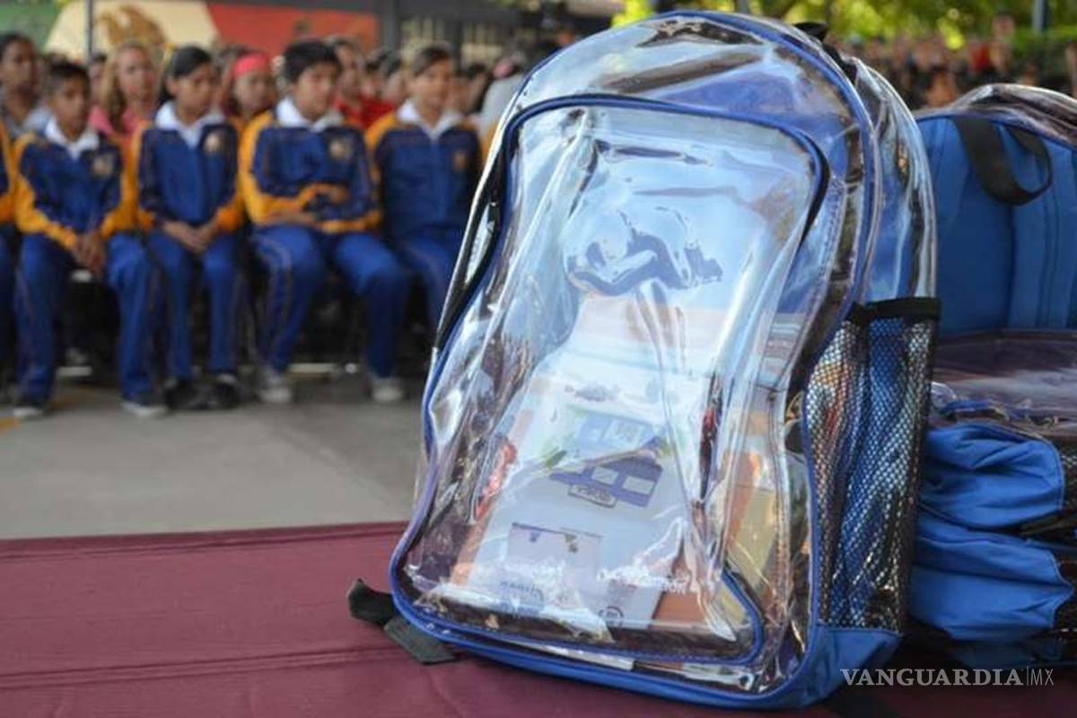 Reparten mochilas transparentes en Nuevo León por violencia en escuelas