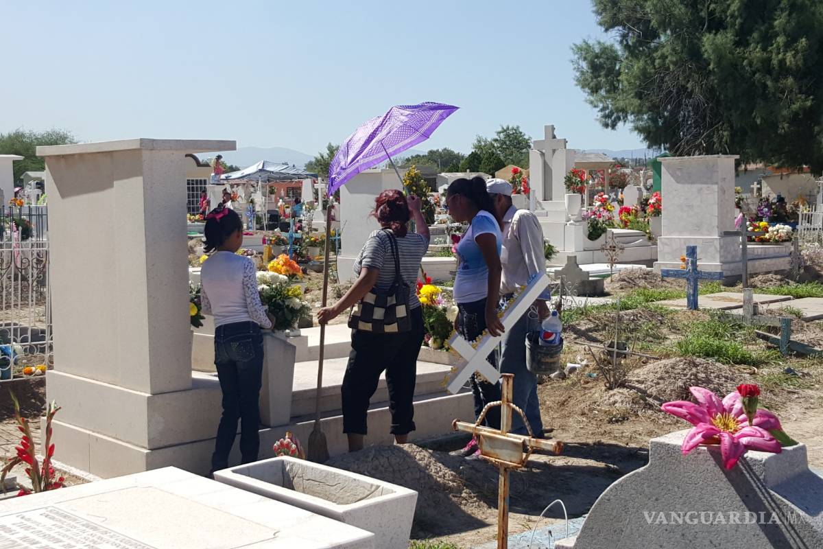 35 mil personas visitan panteón de Monclova por Día de Muertos