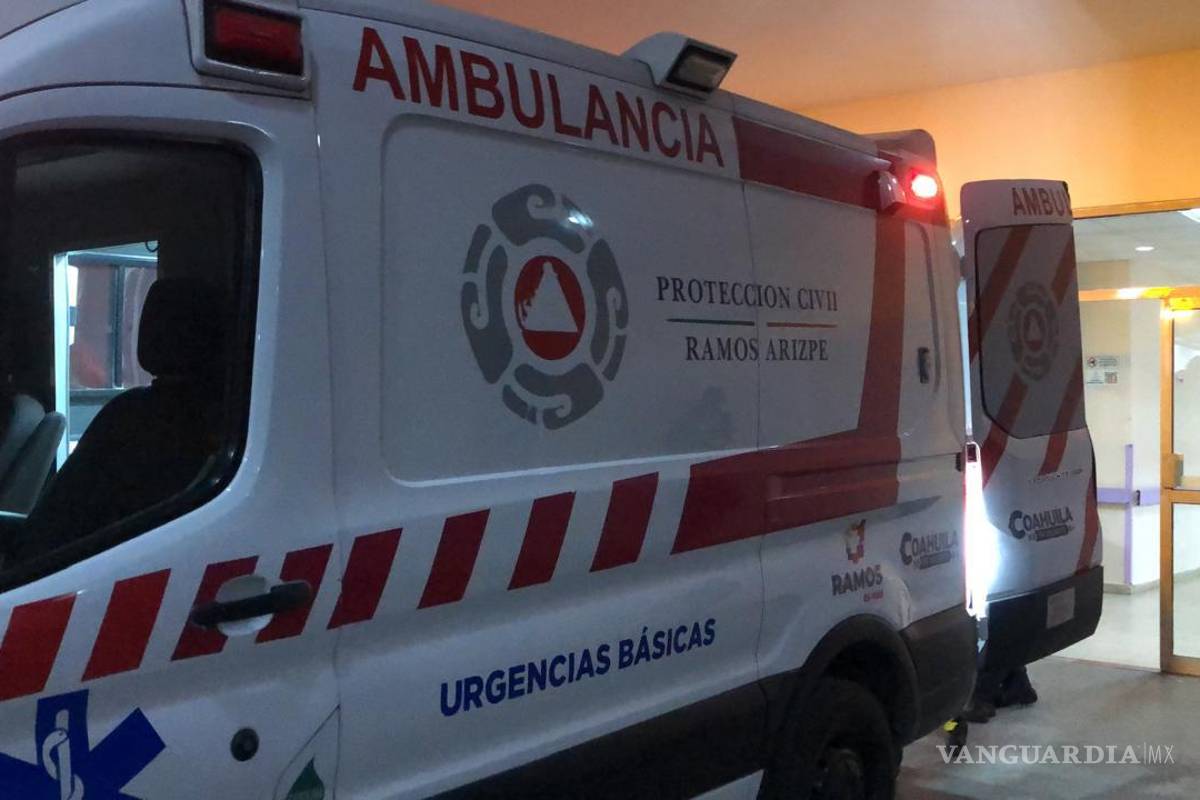 $!Paramédicos de Ramos Arizpe atendieron al hombre atropellado por “La Bestia”.