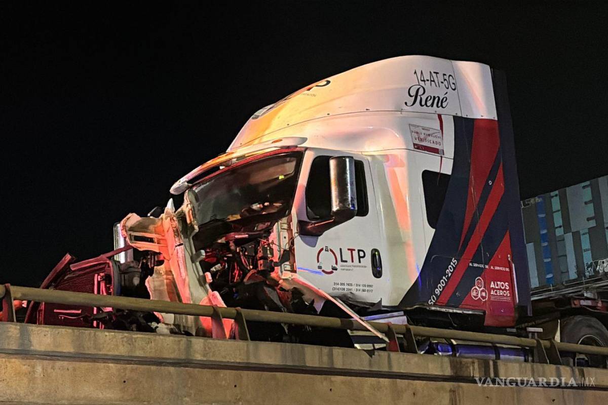 Desata trailero persecución, choca patrulla y se estrella en Ramos Arizpe