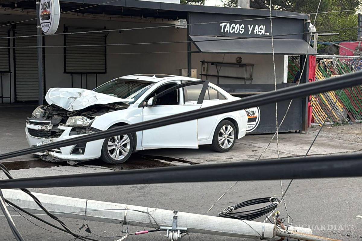 $!Conductora sufre convulsión al volante y choca en bulevar Jesús Valdés Sánchez, en Saltillo
