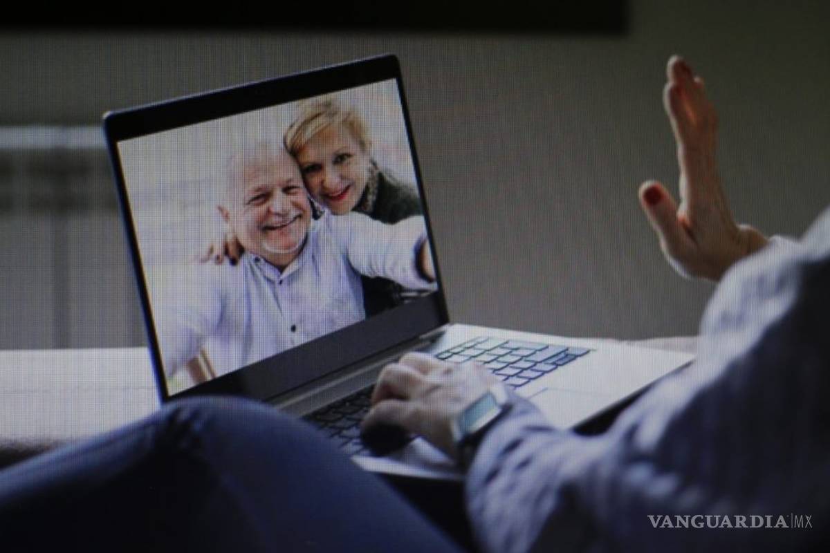 Reinventan saltillenses abrazos a causa de la pandemia