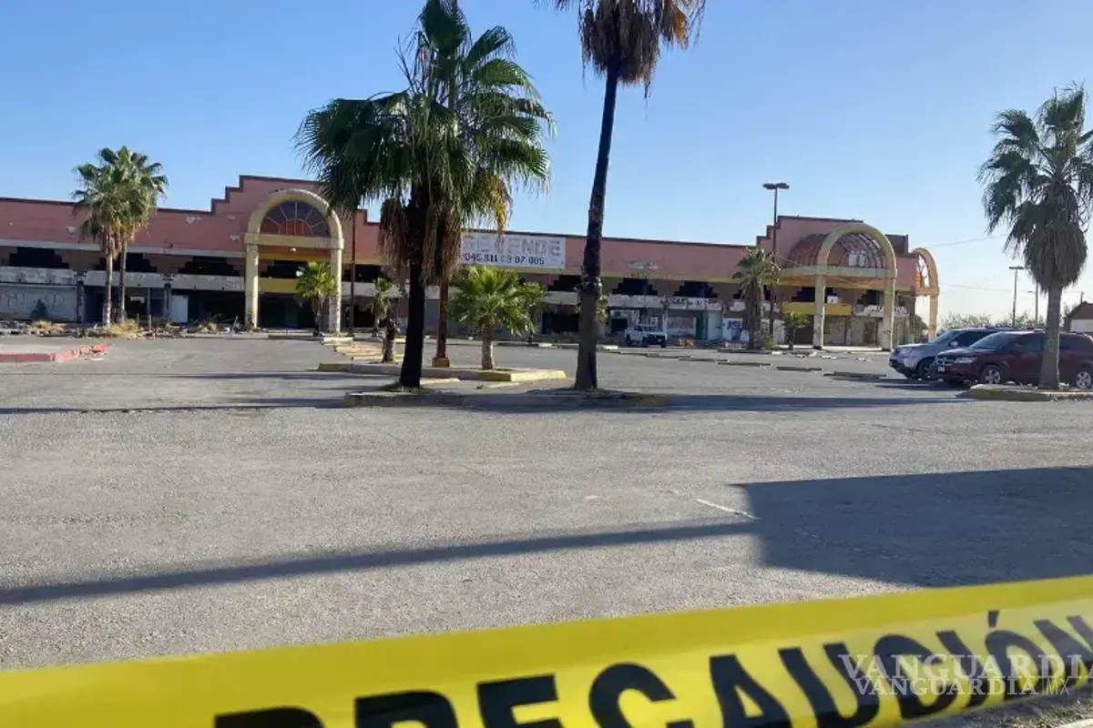 Continúa demolición de paredes del edificio de ‘Merco Quemado’ en Monclova