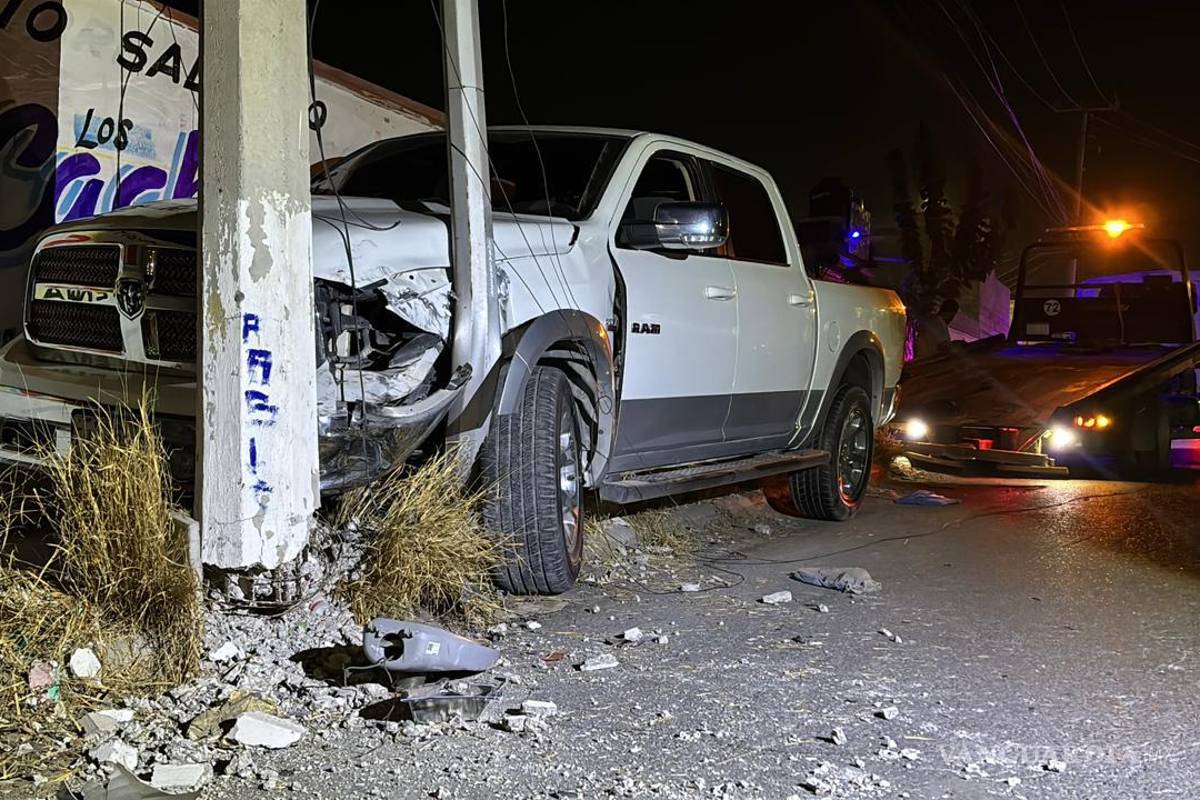Saltillo: hombre pierde el control del volante y poste de concreto se le atraviesa en el camino