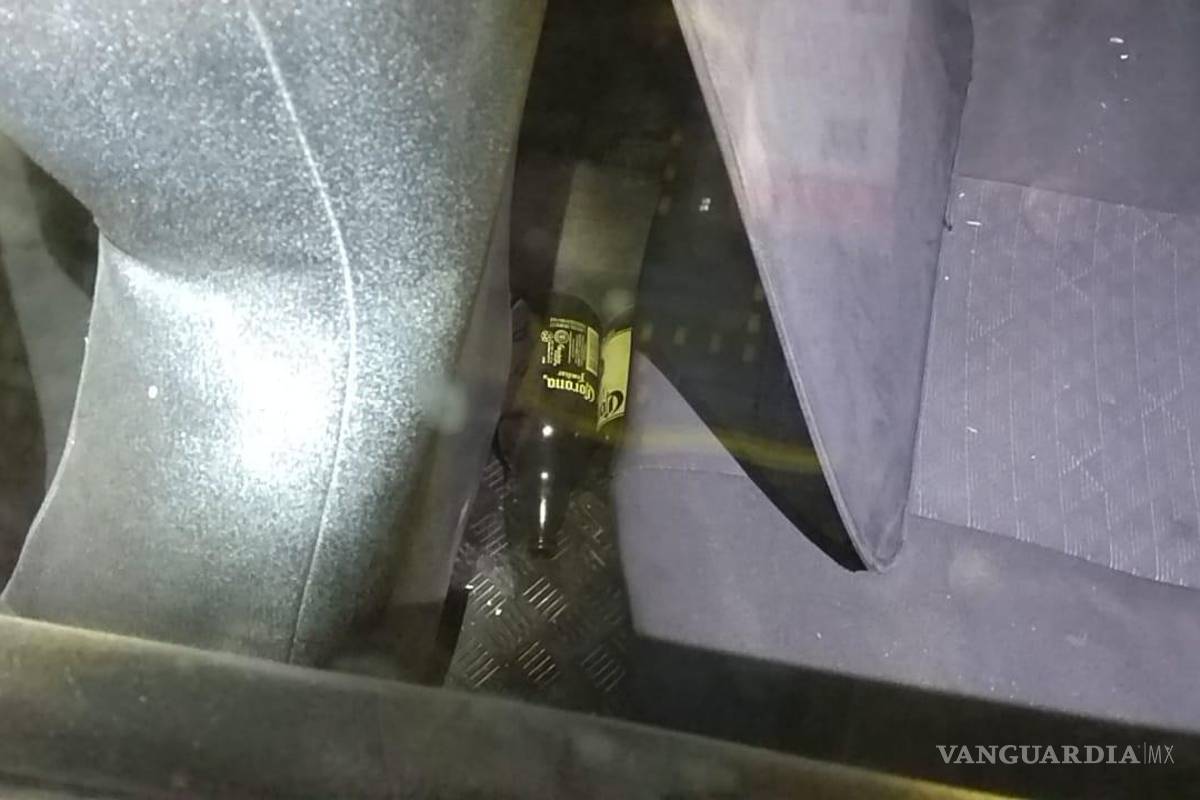 Taxista choca y abandona su auto en Saltillo; encuentran envases de cerveza en su interior