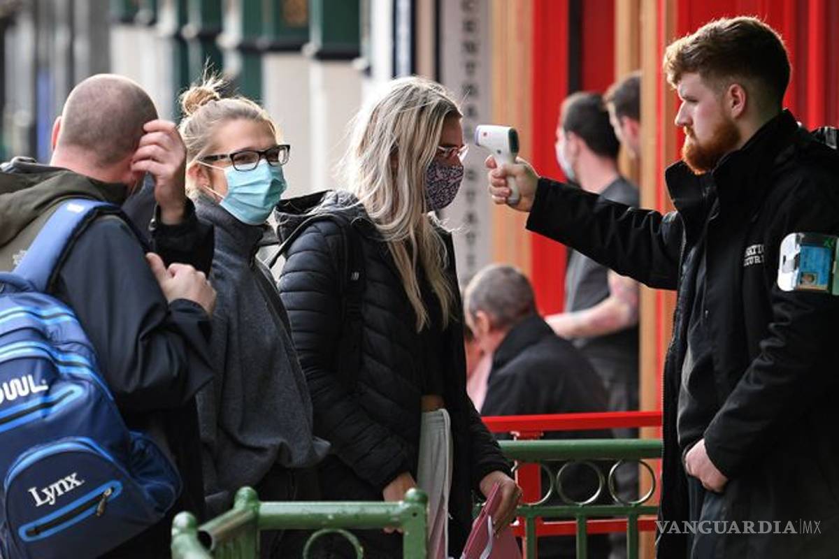 Infectar a gente sana con COVID-19... el atrevido plan de Reino Unido contra la pandemia