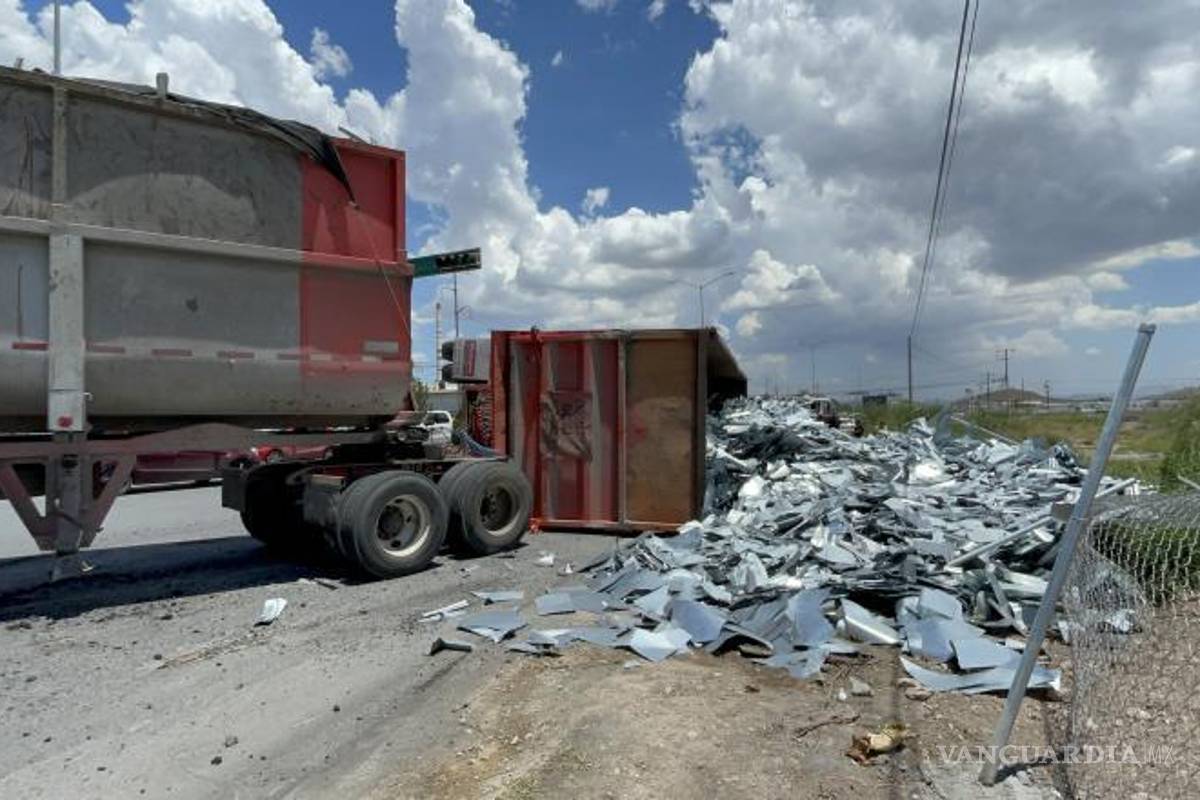 Tráiler con aluminio sufre volcadura y conductor resulta lesionado al norte de Saltillo; peso lo venció