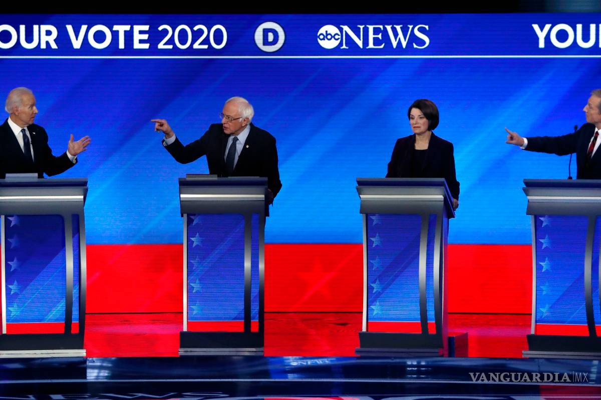 Buttigieg y Sanders esquivan hábilmente ataques en debate demócrata