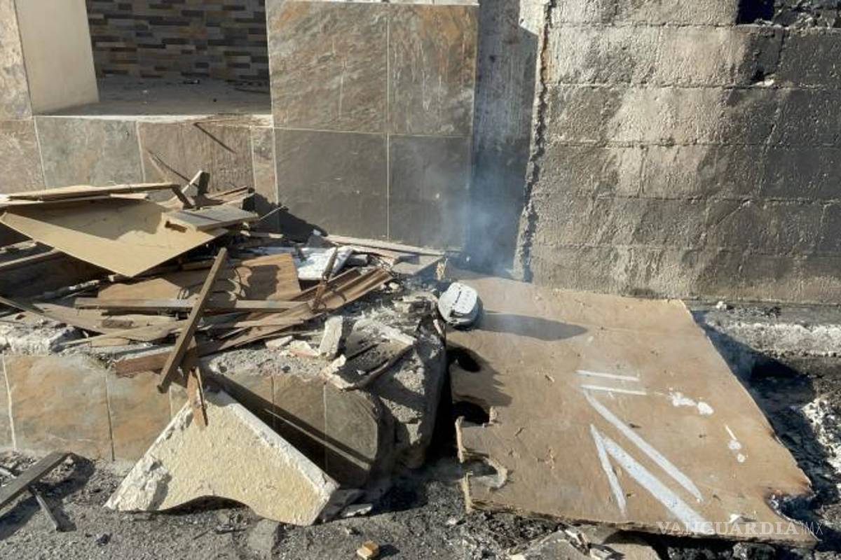 $!Escombros y cenizas fue todo lo que quedó después de que el incendio arrasara con el tejaban y sus alrededores.