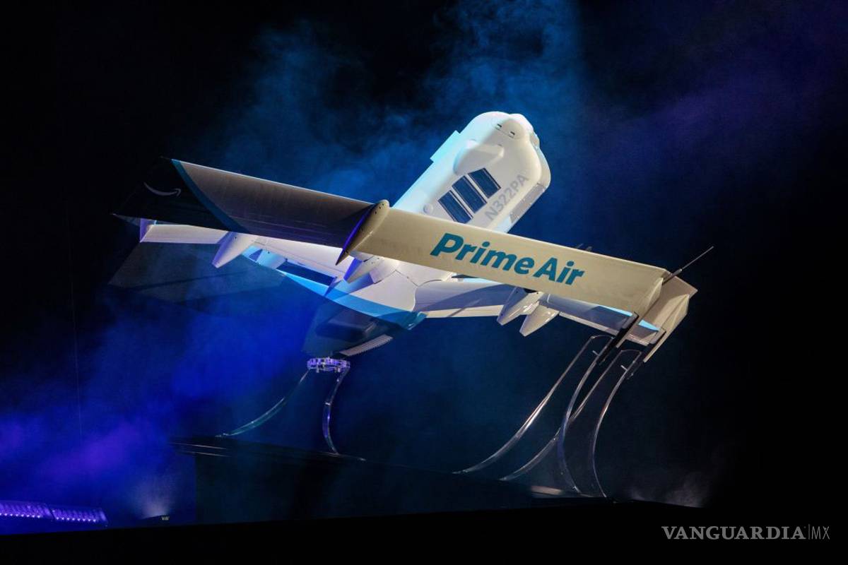Muestra Amazon su avión no tripulado para entregas