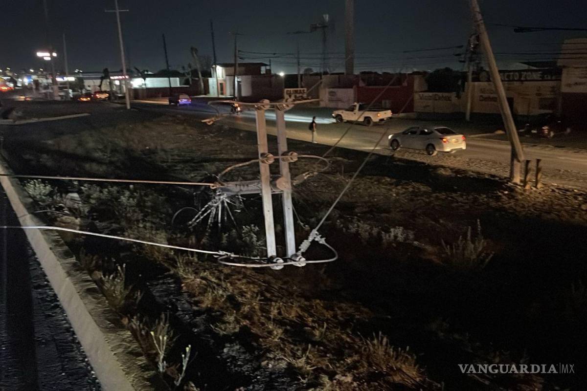 Provoca trailero apagón y caos vial en Saltillo; derriba postes y huye, pero lo graban ciudadanos