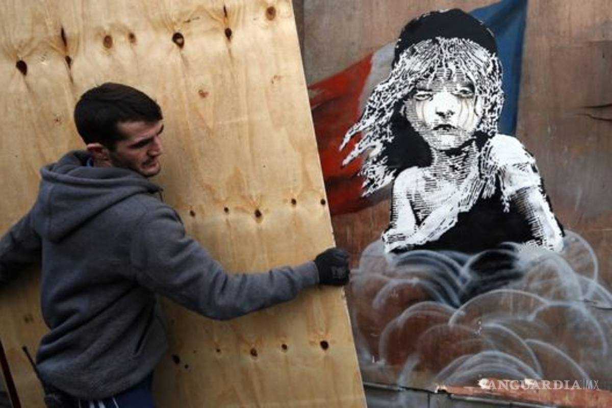 Tapan graffiti de Banksy que critica trato a migrantes