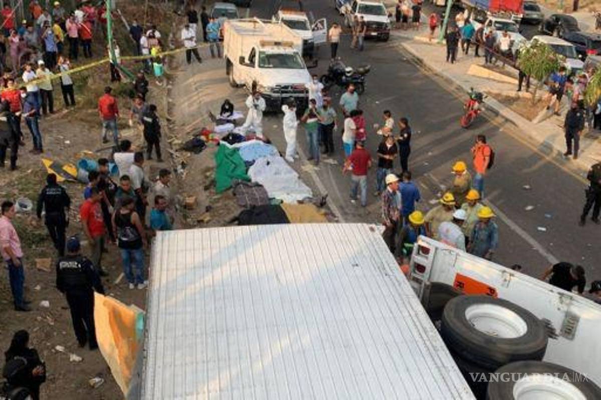 Revelan que tráiler que volcó con 160 migrantes cruzó tres puntos de revisión y nadie lo detuvo