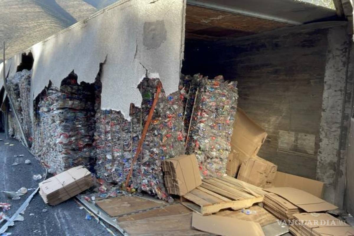 $!El tráiler volcado generó congestión vehicular en la carretera Arteaga-Matehuala.