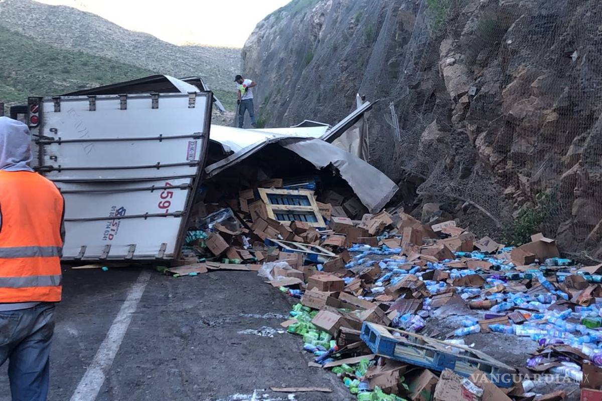 Tráiler se queda sin frenos y sufre volcadura en 'Los Chorros'