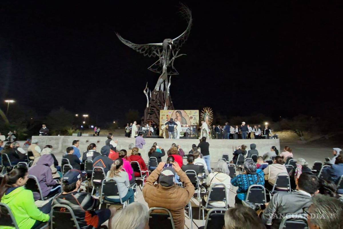 $!Fieles se congregaron frente al monumento del Ave Fénix durante el mensaje dedicado a la comunidad afectada por AHMSA.