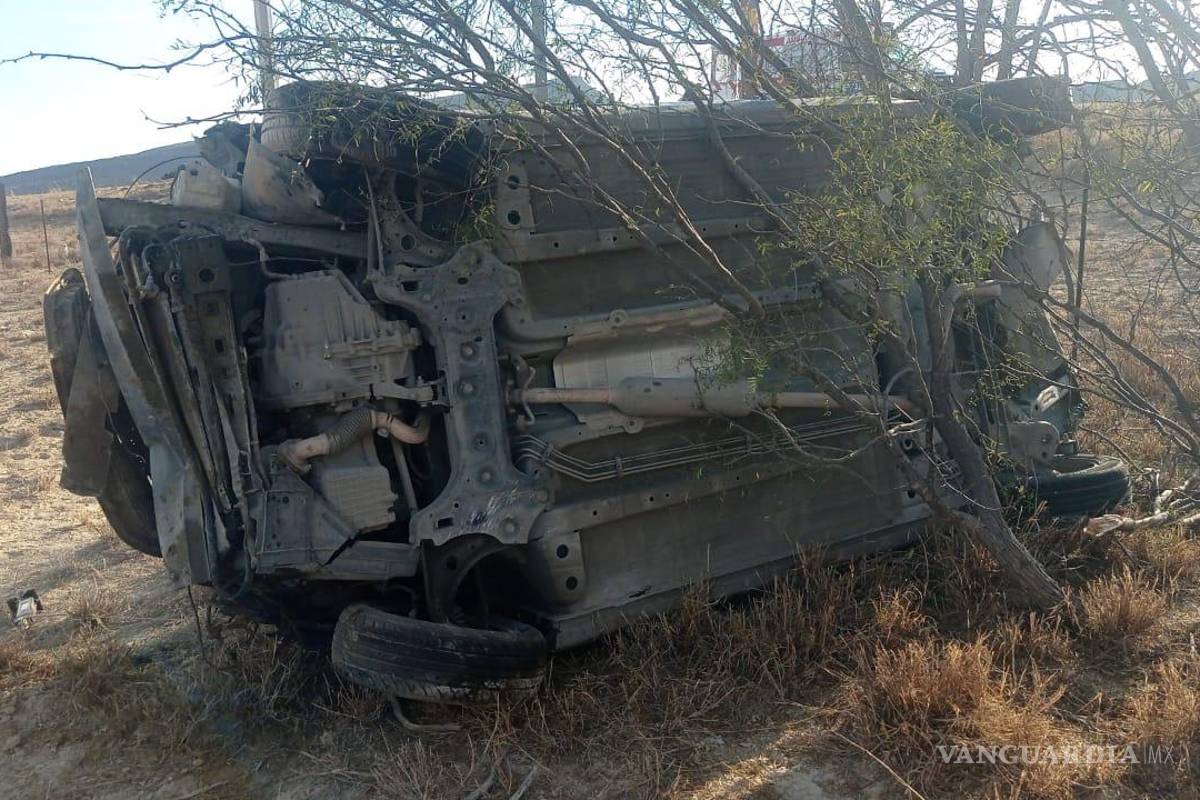 Salen de la carretera y vuelcan por exceso de velocidad; terminan heridas, en Ramos Arizpe