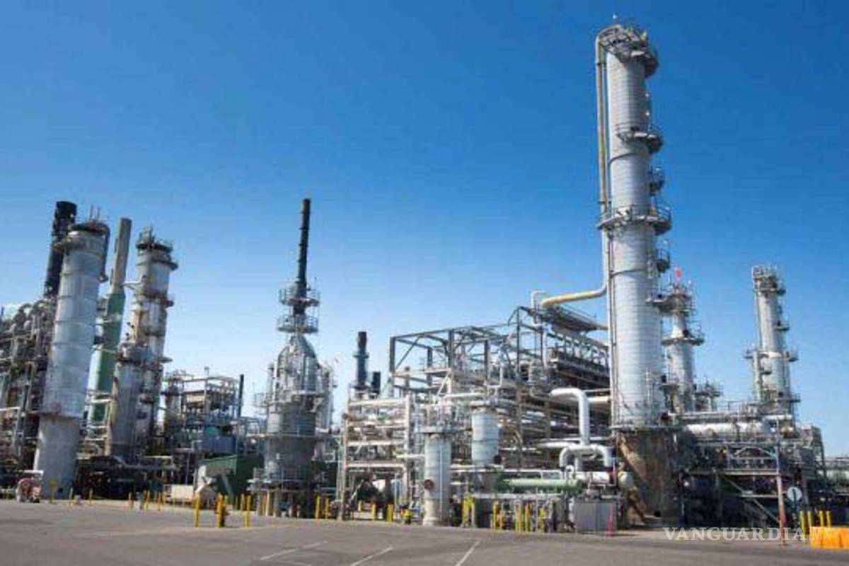 Paran 6 refinerías; cae producción