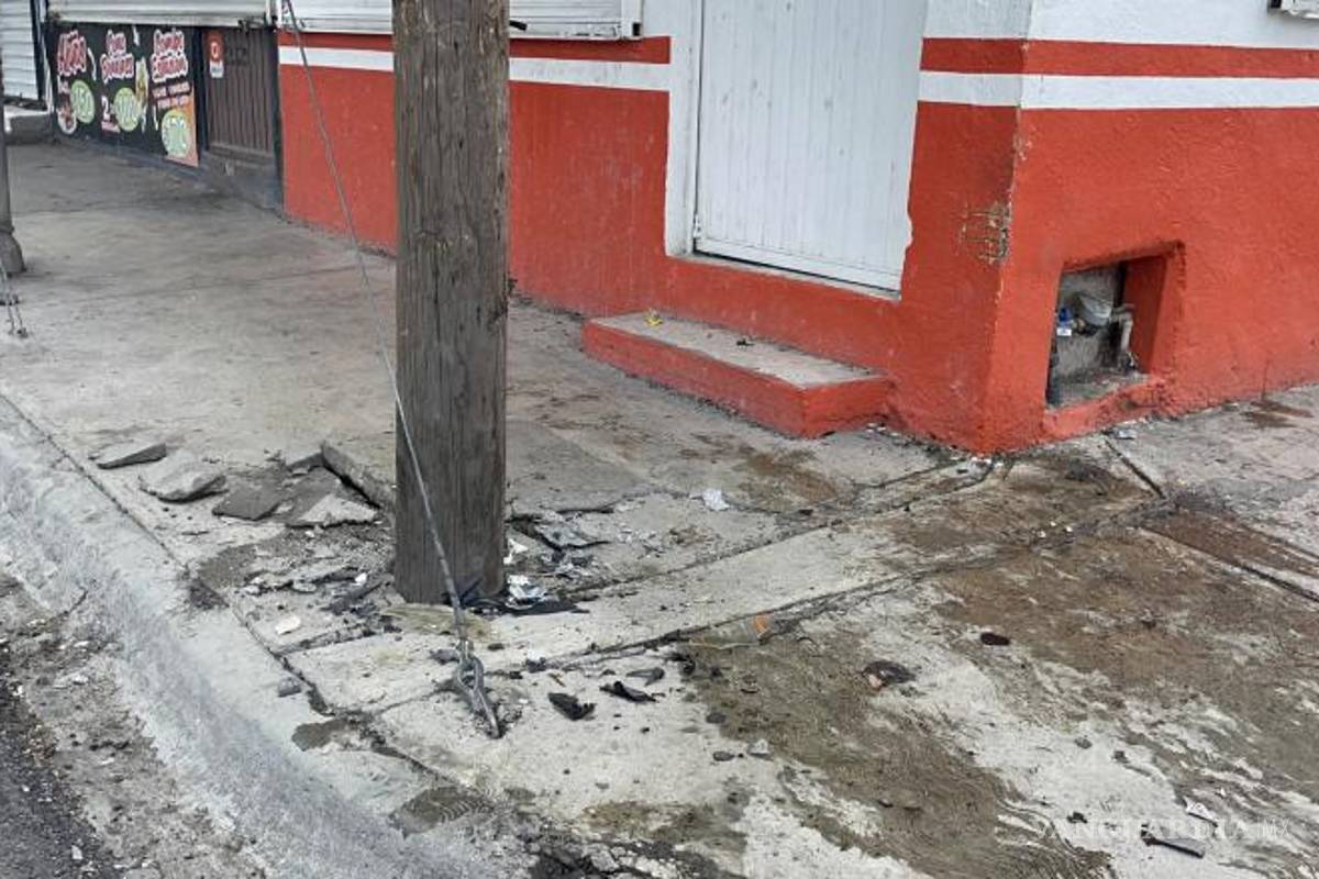 $!El poste estuvo a punto de ser derribado por la camioneta.