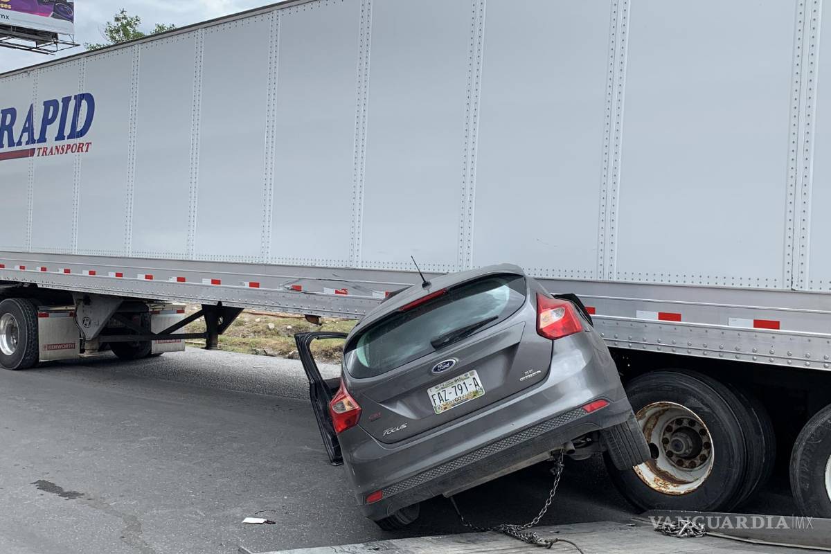 Conductora queda atrapada abajo de tráiler, en la carretera Saltillo-Monterrey