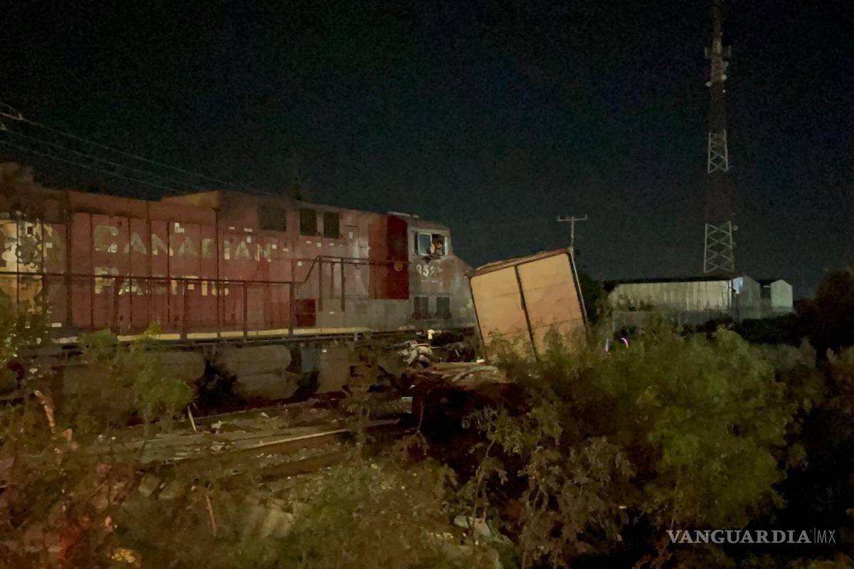 $!Locomotora impacta de lleno a un tráiler que intentó ganarle el paso.