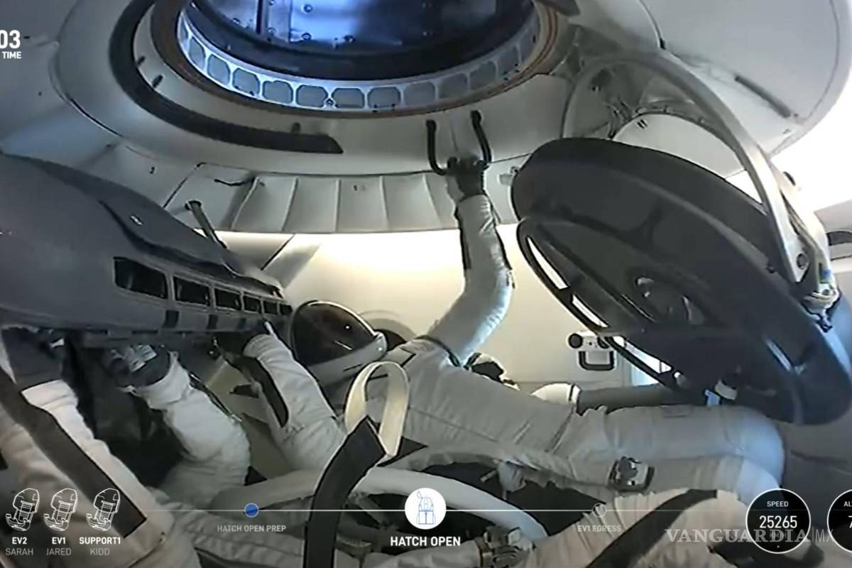 $!Los miembros de la tripulación de Polaris Dawn dentro de la cápsula después de abrir la escotilla al comienzo de la primera caminata espacial privada.