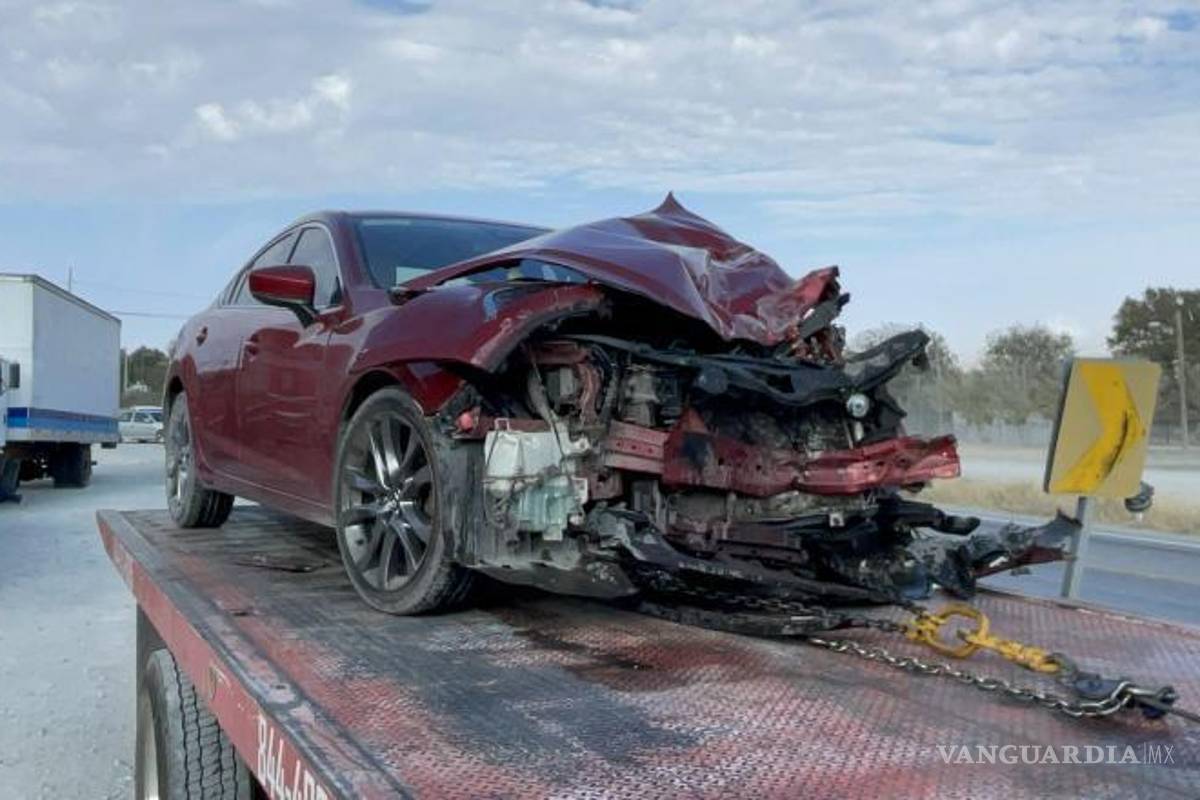 $!Socorristas auxilian a la conductora lesionada tras el choque en la carretera 57.