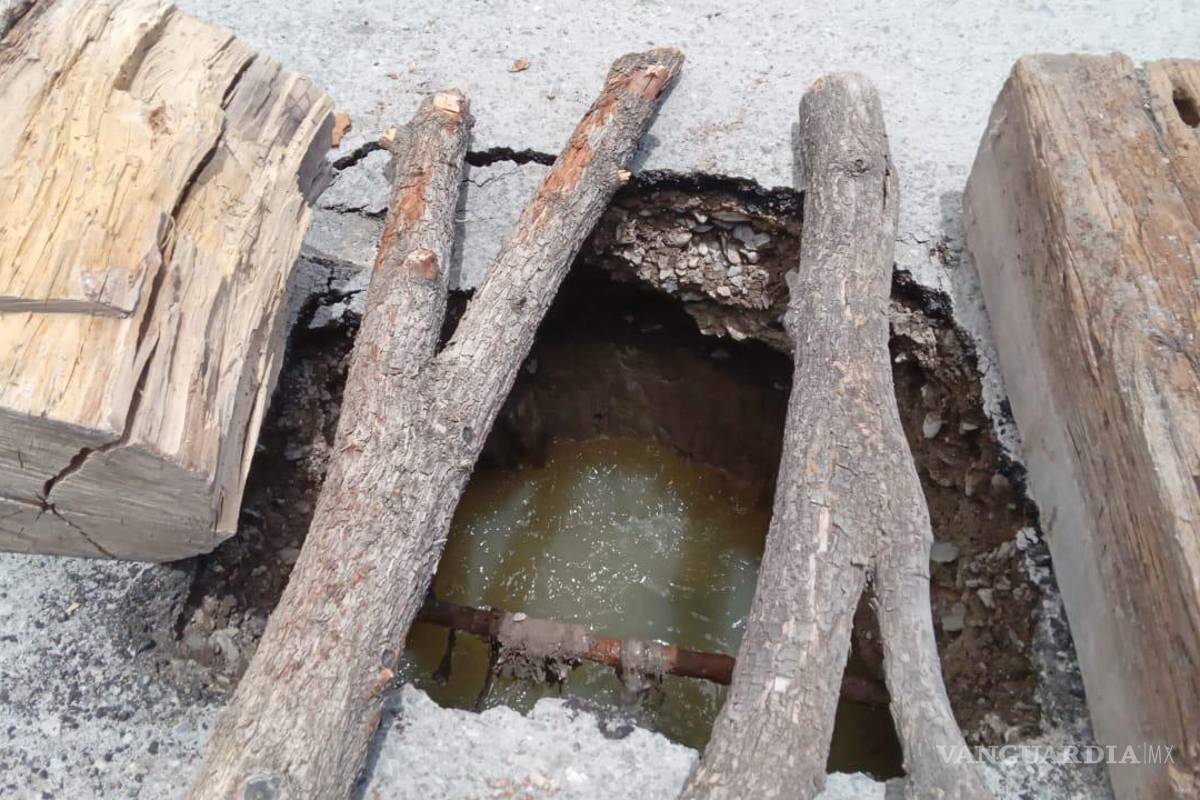 Lluvias provocan hundimientos en calles de Parras de la Fuente; camión repartidor queda atorado