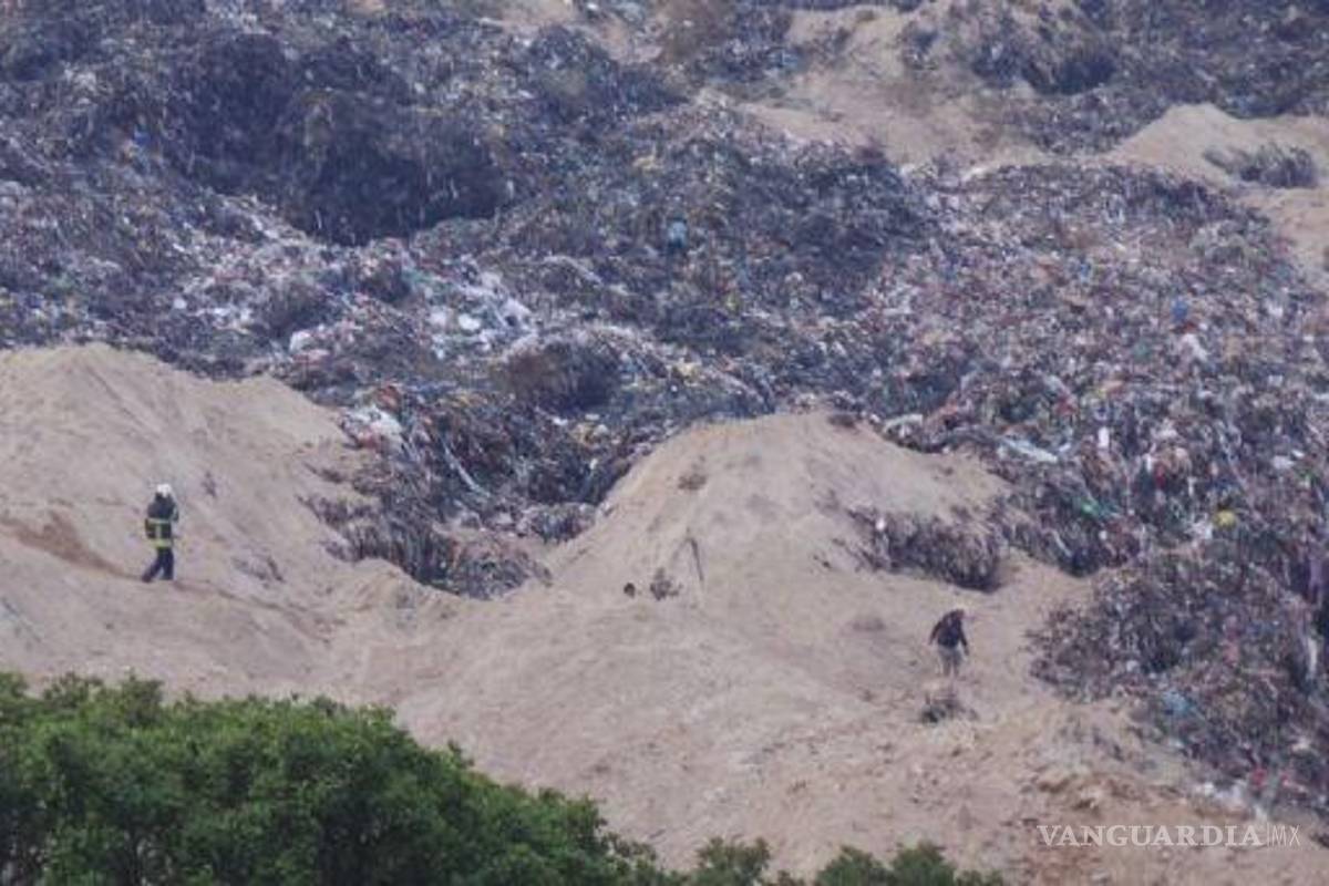Hallan cuerpo de trabajador sepultado en basurero de Naucalpan, tras derrumbe