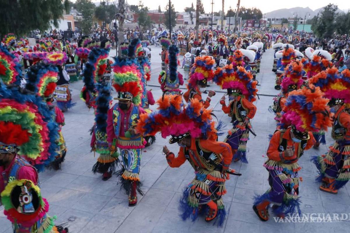 $!Matlachines de Saltillo danzando en festejo del 444 aniversario de la ciudad, 2021.